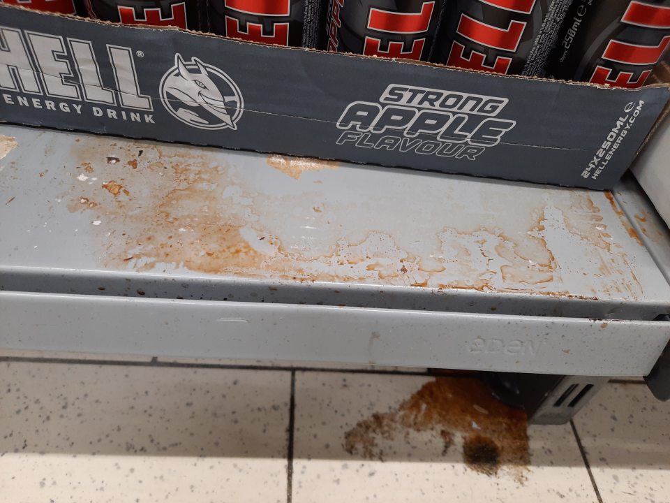 Znečistenie regálov na predajni