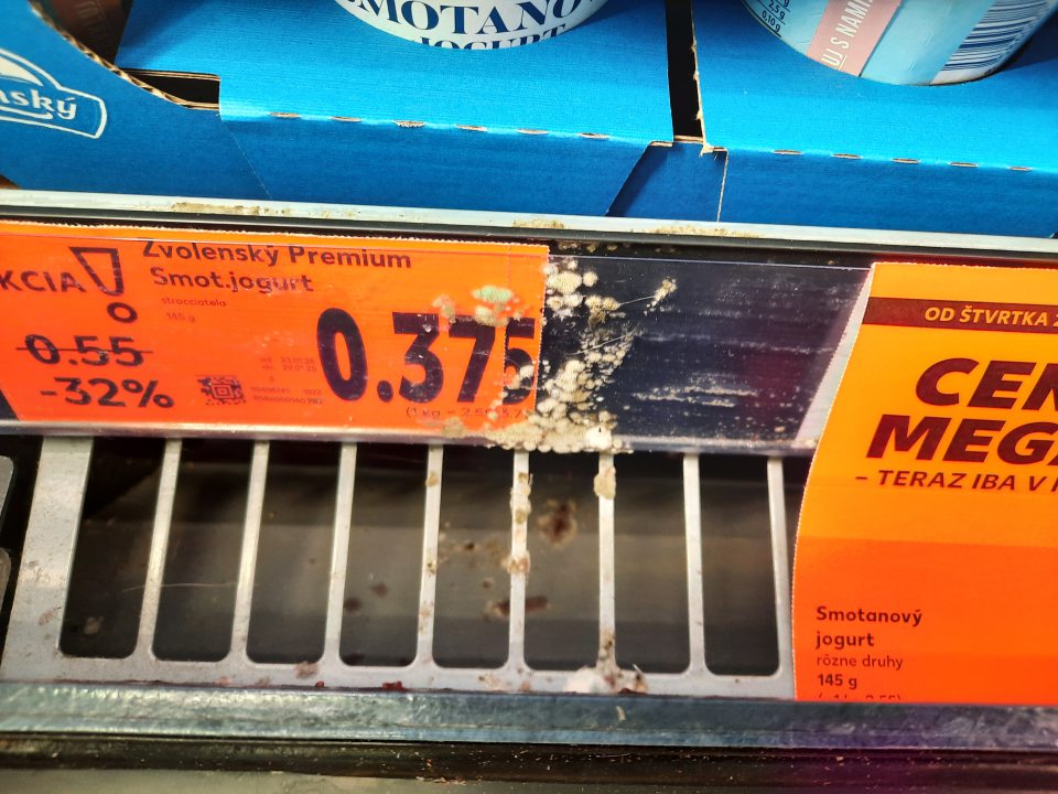 Znečistenie chladiaceho zariadenia na predajni (výskyt plesní)