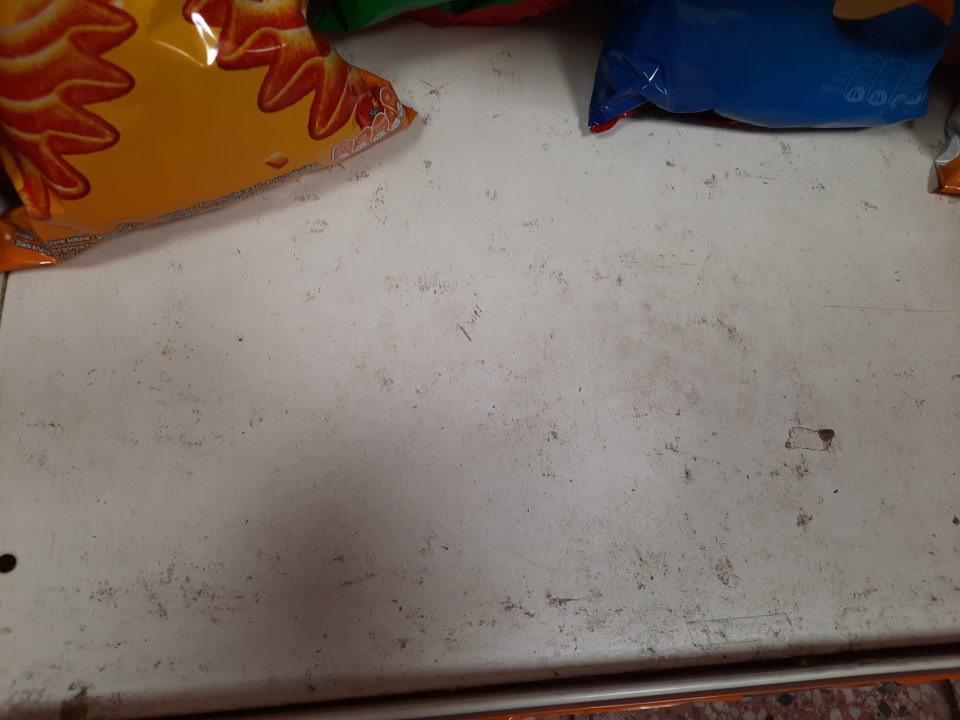 znečistenie regálu na predajni
