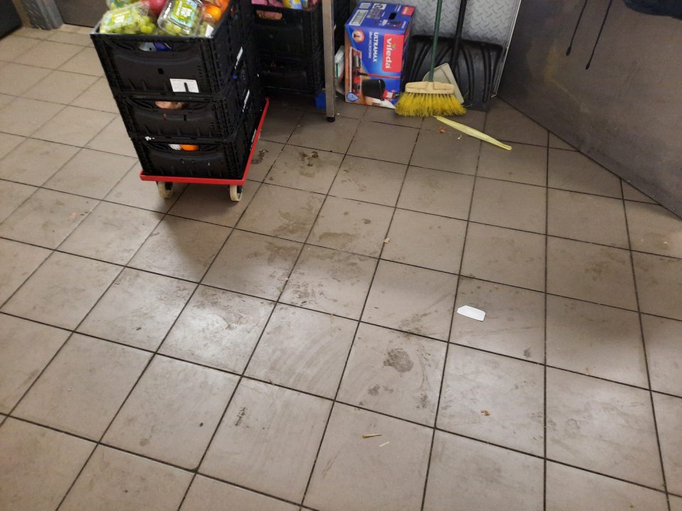 znečistenie podlahy v sklade prevádzkarne