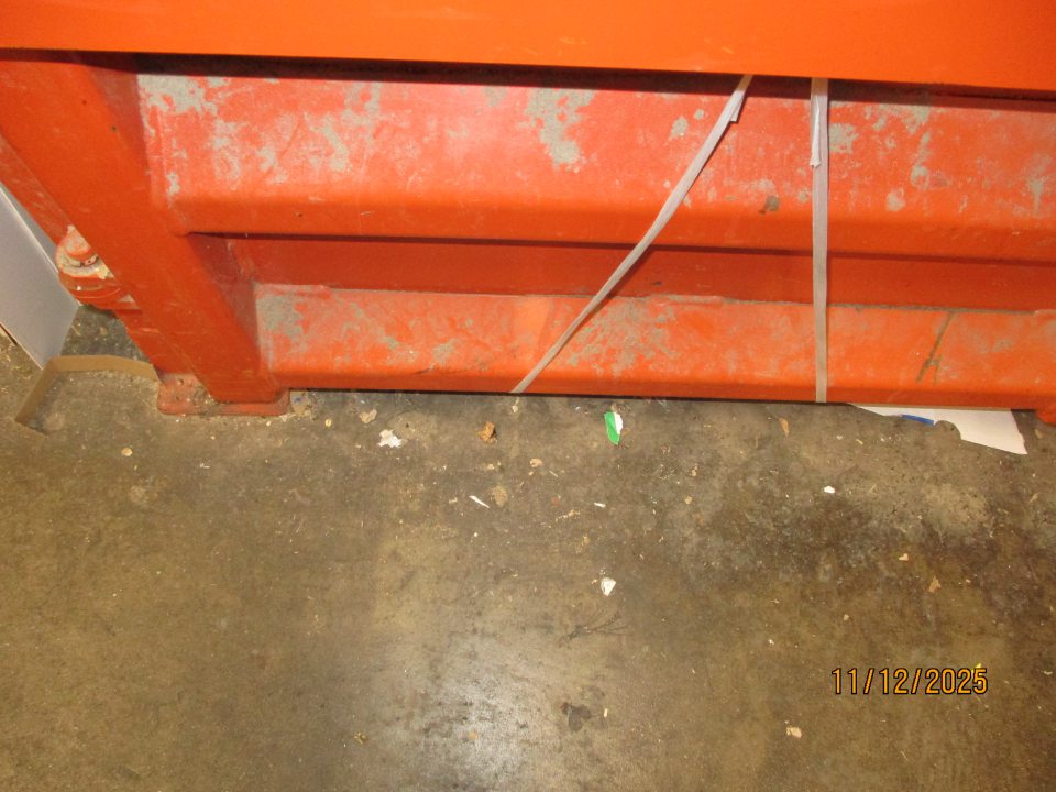 znečistená podlaha v sklade