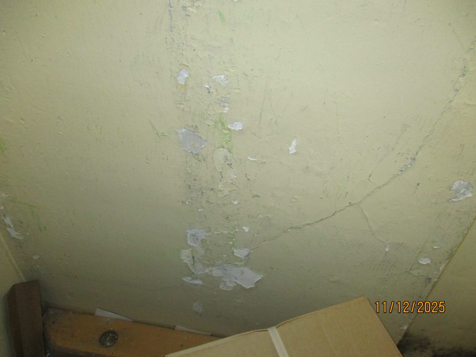 poškodená stena v sklade 