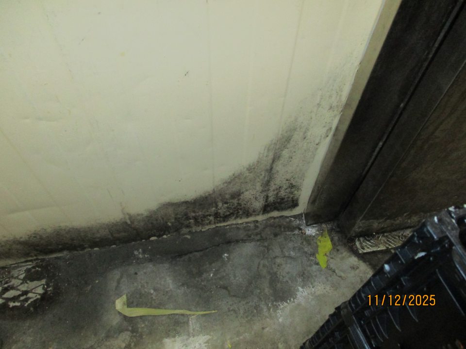 znečistená umývateľná stena v sklade