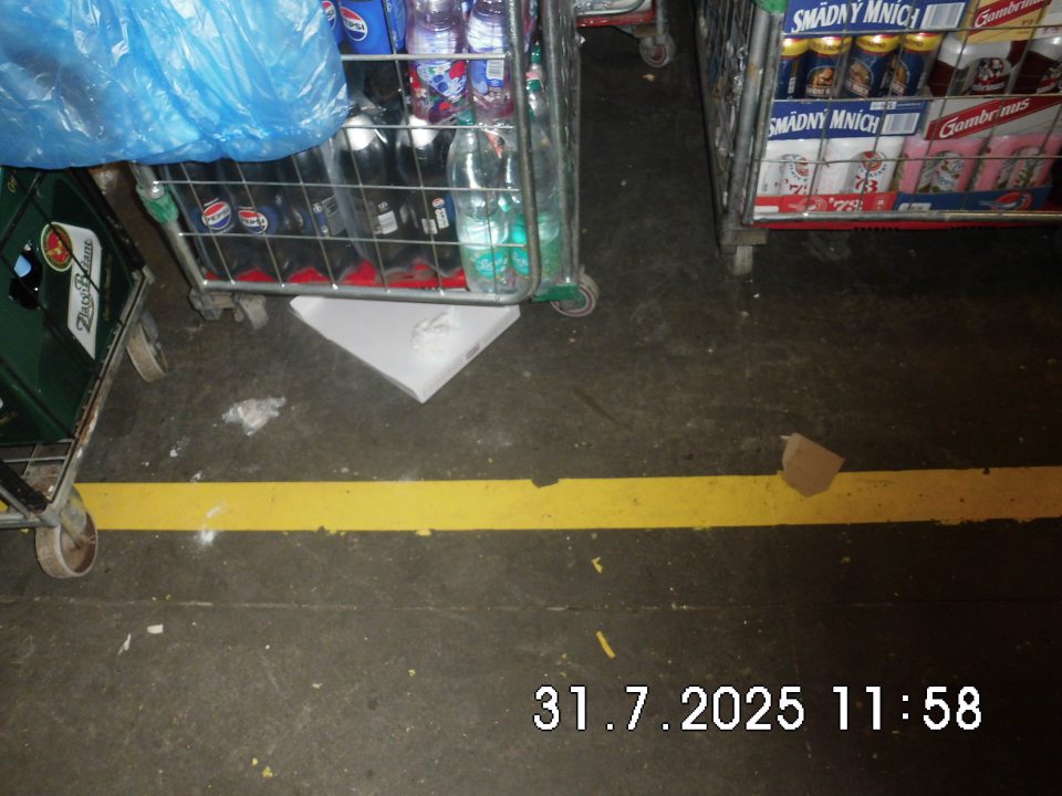 podlahy v  zázemí na mnohých miestach znečistené/chuchvalce prachu, hrubé nečistoty, fólie, mikroténové sáčky, etikety/