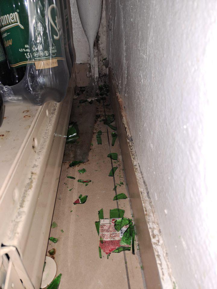 Znečistená podlaha za regálmi s pivom