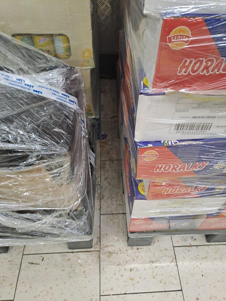 Znečistená podlaha medzi paletami v sklade