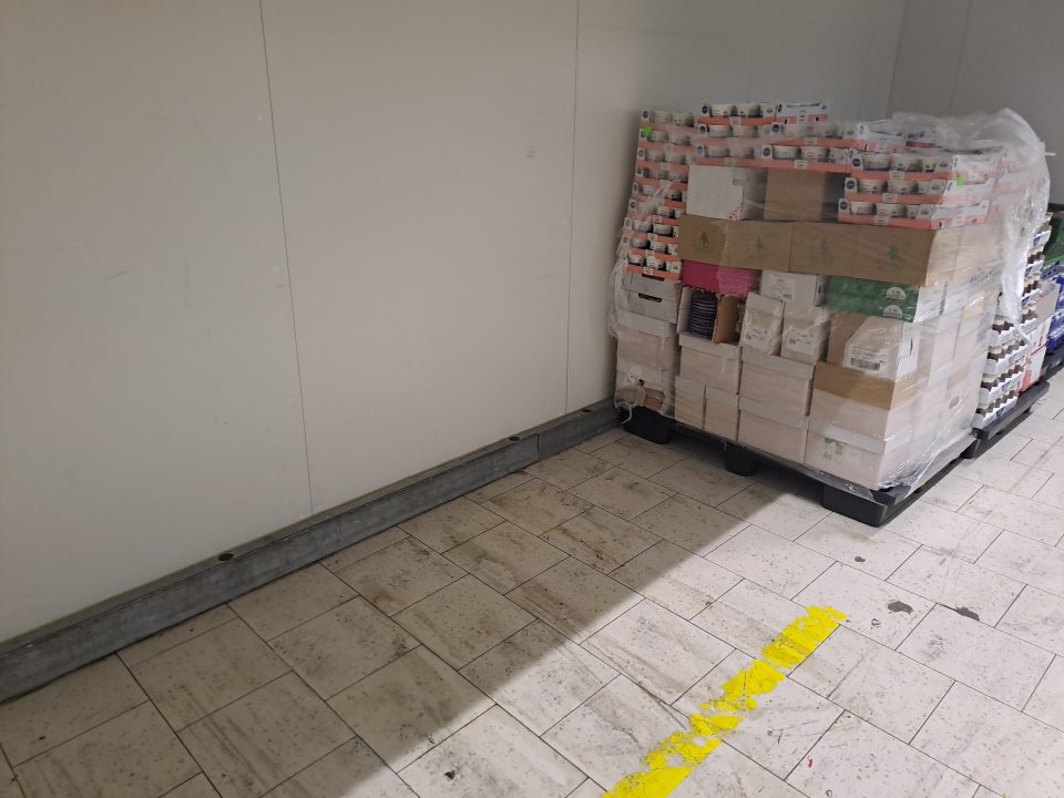 Znečistená podlaha v chladiacom boxe v sklade predajne