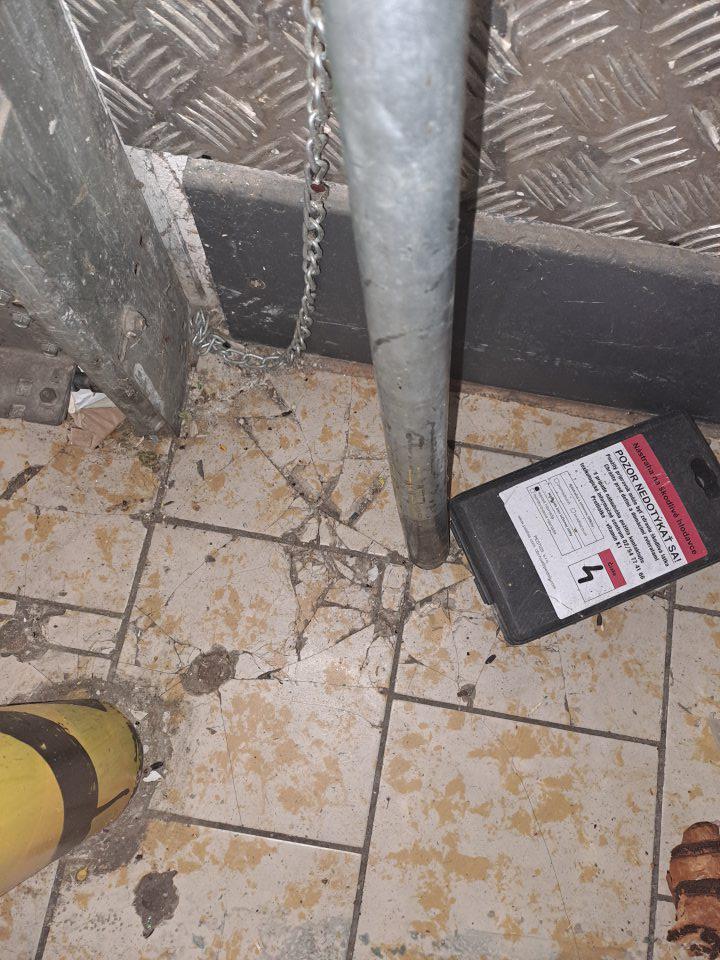 Znečistená podlaha v celom skladovom priestore hrubými nečistotami, obalovým materiálom, v okolí chladiacích boxov