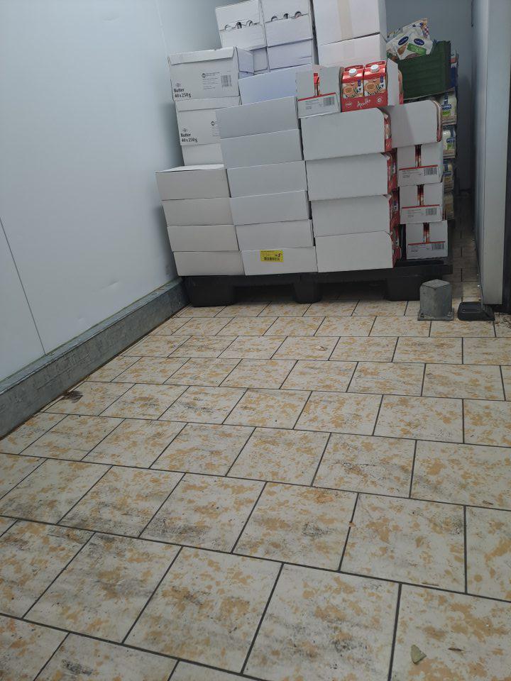 Znečistená podlaha vo vnútri chladiacich boxov v skladovom priestore