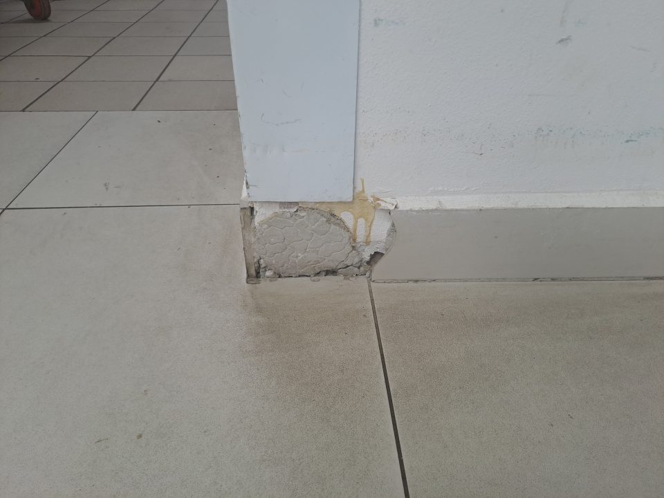 Chýbajúca dlaždica na rohu pri vstupe do skladu