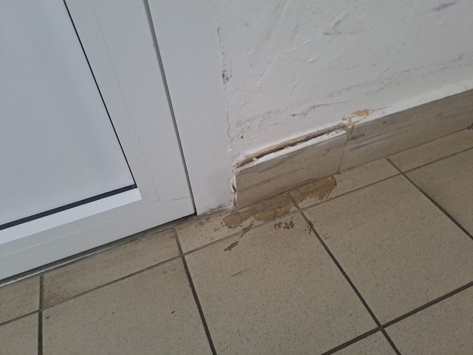 Poškodená dlaždica pri dverách príjmovej rampy