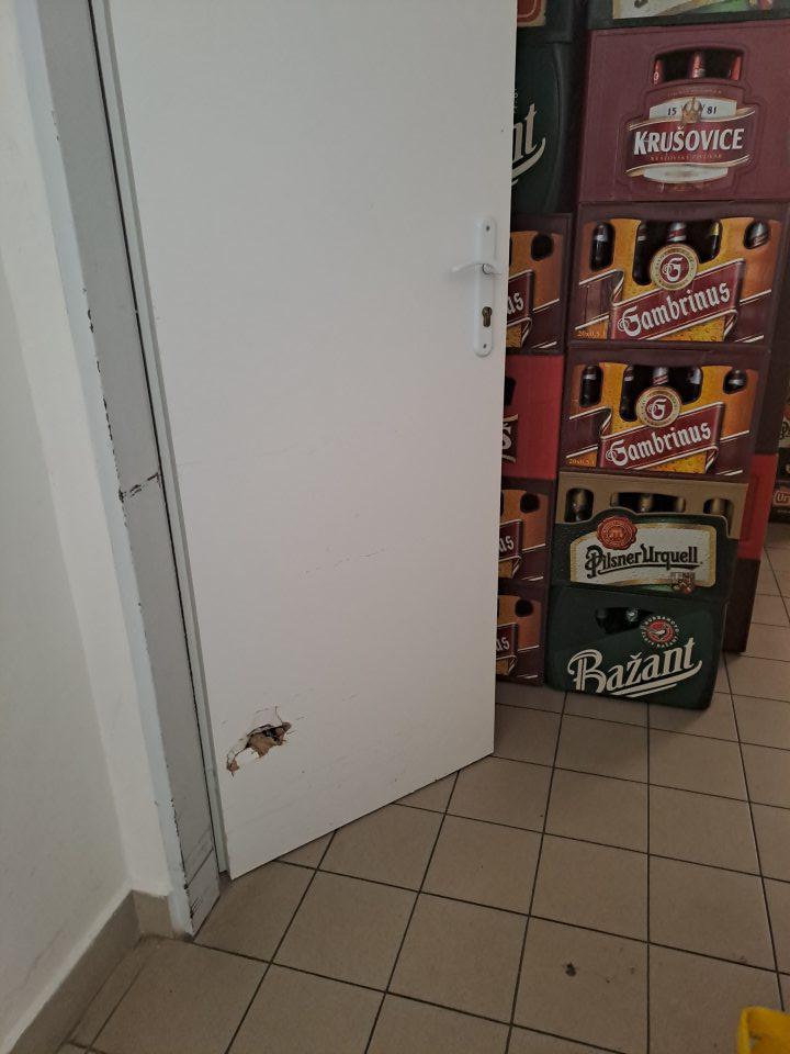 Poškodené dvere do skladu nápojov