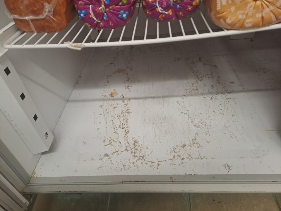 Znečistená spodná ložná plocha chladničky na mäsové výrobky