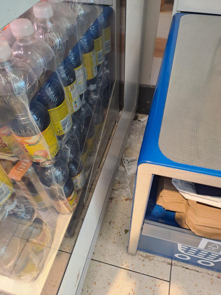 Znečistená podlaha v okolí samoobslužných pokladní