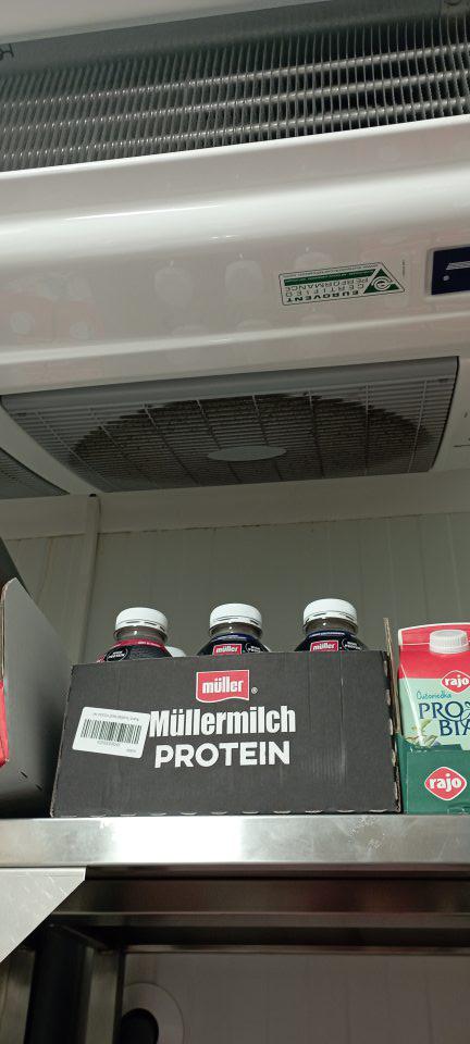 Chladiaci box na mliečne výrobky v sklade - znečistené kovové ochranné kryty na chladiacej jednotke