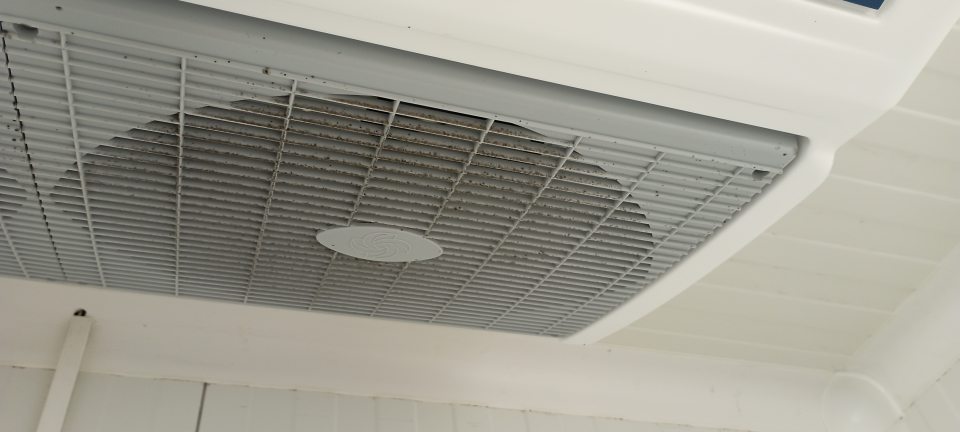 Chladiaci box ovocie a zelenina v sklade - znečistené kovové ochranné kryty na chladiacej jednotke