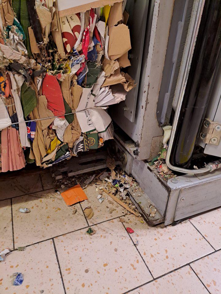 Skladové priestory: Silne znečistená podlaha v okolí lisovacieho stroja