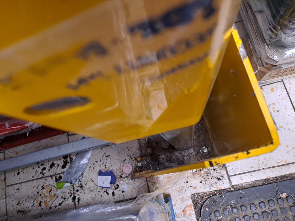 Skladové priestory: Silne znečistená podlaha v celom skladovom priestore hrubými nečistotami v okolí železných konštrukcii