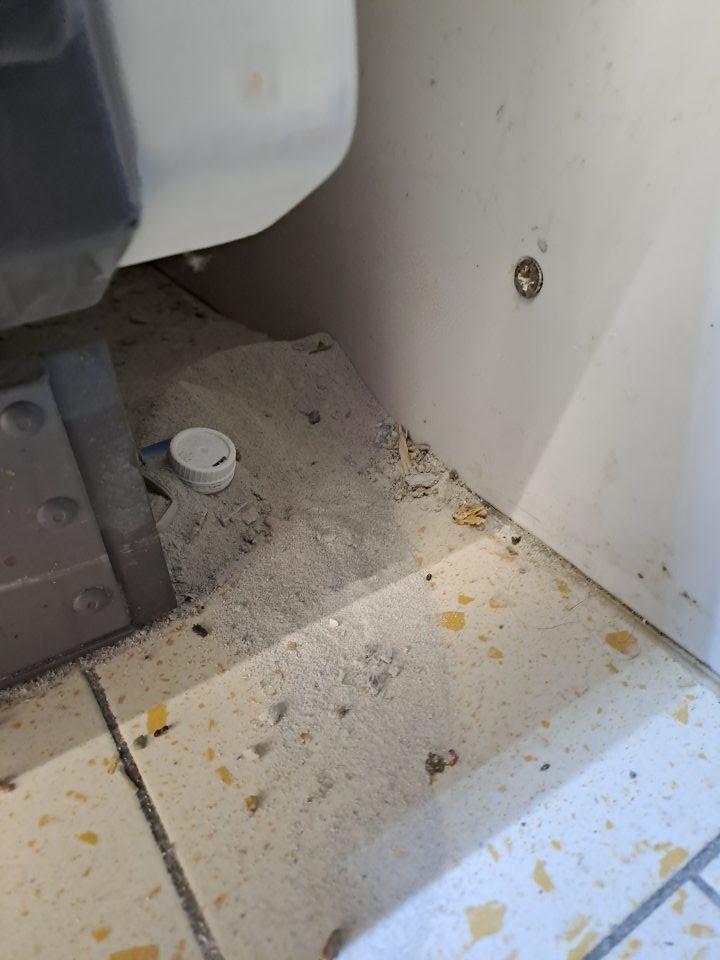 Predajná plocha: Znečistená podlaha v celej predajniprachom a hrubými nečistotami (pod paletami so sladenými nápojmi, múkou, cukrom,v okolí mraziacích boxov, v okolí pokladni)