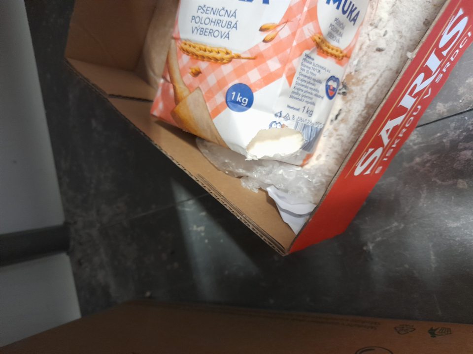 Prítomnosť výskytu hlodavcov - rozhryzené obaly výrobkov.