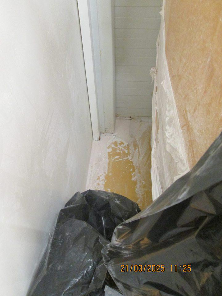 Vo výrobnej miestnosti výskyt pavučín, v časti prípravovňa porozsýpané suroviny na podlahe, ako aj znečistené dvere surovinou.