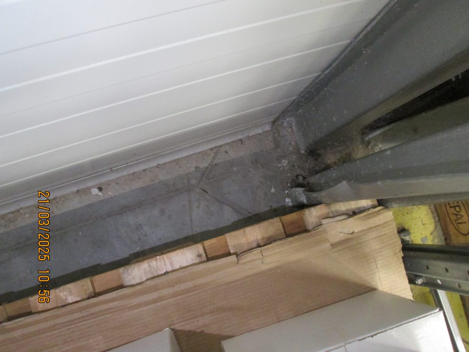 V skladovacích priestoroch určených na uskladnenie surovín znečistená podlaha drevenými úlomkami z paliet, papiermi, prachom, porozsýpanou surovinou.