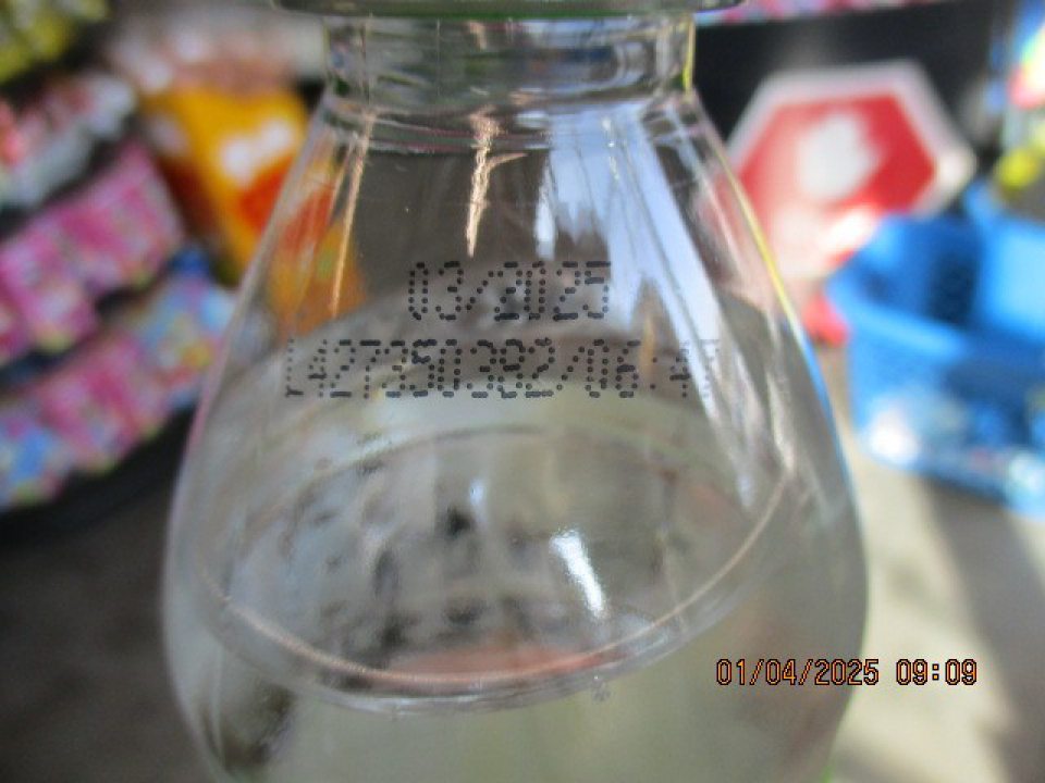 2 druhy potravín po uplynutí DMT:1. Seven up Zero Sugar. Limonáda s citrónovo-limetovou príchuťou. DMT: 03/2025.  2. Sour Powder Fruits. Cukrovinka prášok so zmiešanými príchuťami 4x8g=32g, DMT:02-03-2025
