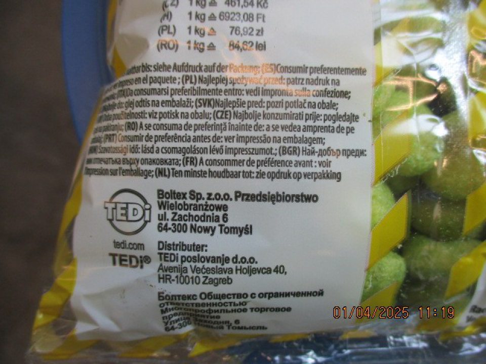 Maisgebäck Saurer Apfel Kukuričné lupienky kyslé jablko 65g - údaj o DMT uvedený v nesprávnom tvare t.j cit: ,,(SVK) Najlepšie pred: pozri potlač na obale., ,, Taktiež chýbal na obale výrobku údaj o DMT - nebol vytlačený