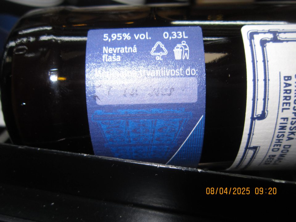 ESTVILLE BEER SEZÓNNY ŠPECIÁL Starospišský slivkový bock 16% Ležiak, slivkový bock 16%. Nefiltrované, nepasterizované. Výrobca: GURMEN s.r.o., Námestie sv. Mikuláša 1, Stará Ľubovňa 064 01. Slovenská republika. Prevádzka: Nestville Taberna, 065 01 Hniezdne, Slovenská republika alk. 5,95% obj./bsah: 0,33 l. Potravina v čase kontroly nemala jasne čitateľný dátum minimálnej trvanlivosti. 