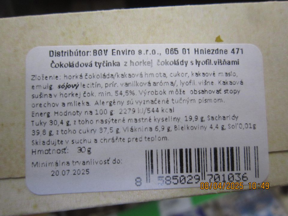 NESTVILLE CHOCOLATE Čokoládová tyčinka z horkej čokolády s lyofil. višňami, hmotnosť: 30g, minimálna trvanlivosť do: 20.07.2025, distribútor: BGV Enviro s.r.o., 065 01 Hniezdne 471. V označení názvu, zloženia a povinných údajov sú uvedené následovné zložky skratkou „ lyofil. višňami, emulg. sójový lecitín, prír. vanilková aróma/, lyofil. višne. Kakaová sušina v horkej čok. min. 54,5%. Energ. Hodnoty na 100g
