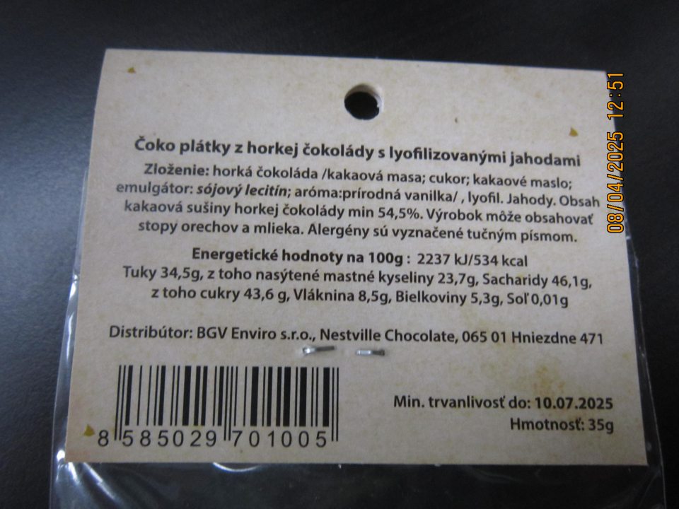 NESTVILLE CHOCOLATE Čoko plátky z horkej čokolády s lyofilizovanými jahodami, hmotnosť: 35g, Min. trvanlivosť do: 10.07.2025, distribútor: BGV Enviro s.r.o., Nestville Chocolate, 065 01 Hniezdne 471. V označení zloženia a povinných údajov sú uvedené skratky „ lyofil. Jahody. Obsah kakaová sušina horkej čokolády min. 54,5%., Min. trvanlivosť do:“ 