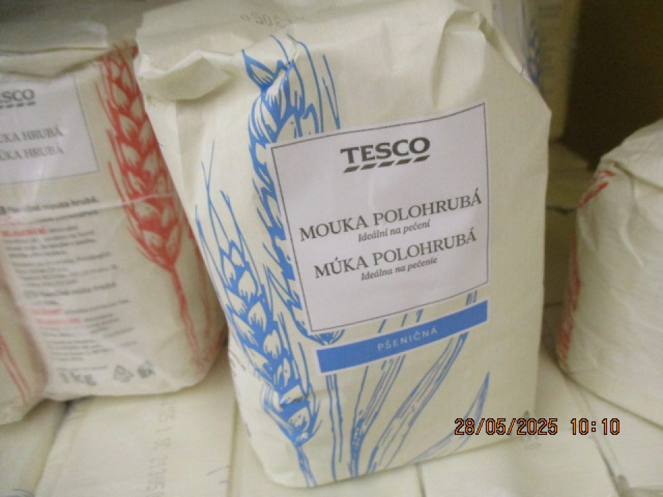 Výskyt živých a mŕtvych škodcov molí pod paletami s uloženou múkou v predajnej časti prevádzky.