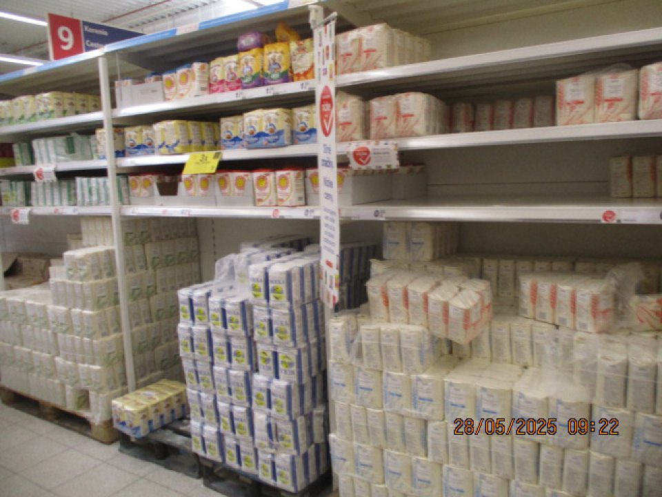 Výskyt živých a mŕtvych škodcov molí pod paletami s uloženou múkou v predajnej časti prevádzky.