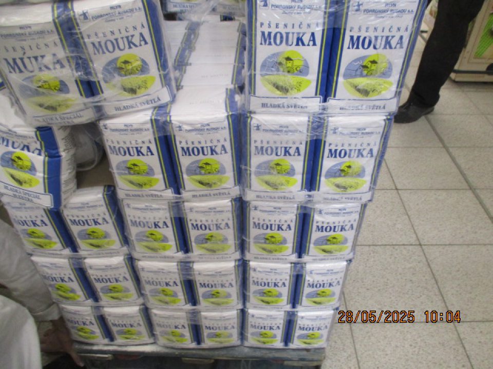 Výskyt živých a mŕtvych škodcov molí pod paletami s uloženou múkou v predajnej časti prevádzky.