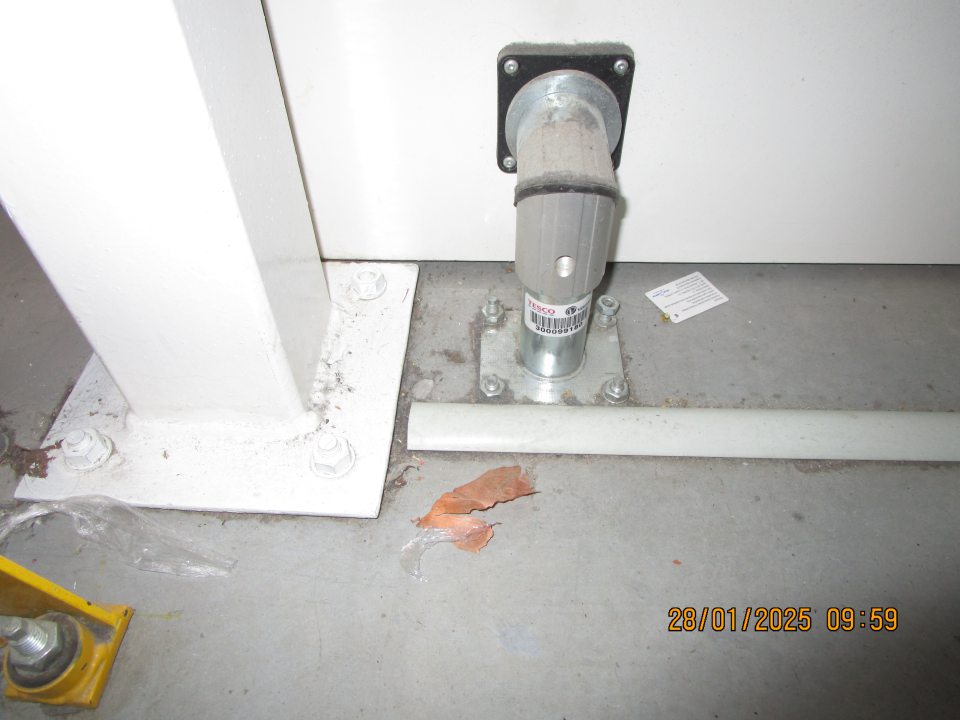 zázemie:- v zázemí prevádzky pri vstupných dverách do predajne na ľavej strane pri kovovom stĺpiku nános prachu, nečistôt drevených úlomkov