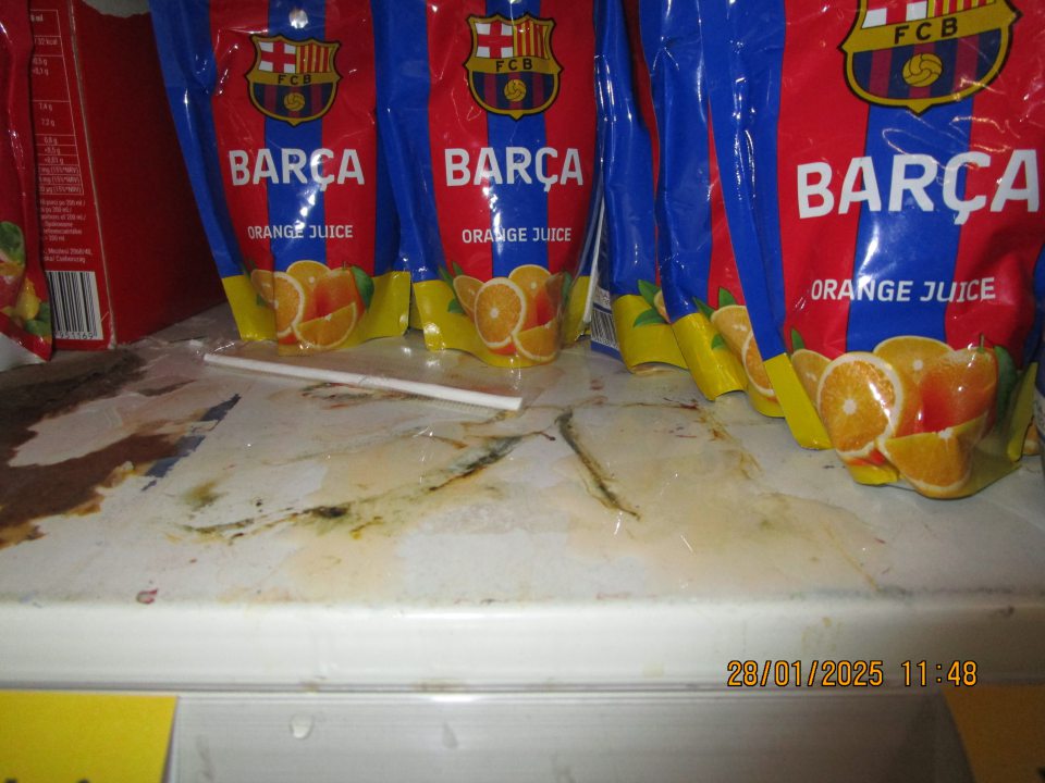  predajná plocha: na regáli s uskladnenými nealkoholickými nápojmi rozliata tekutina, rozmočený papierový kartón, vytečená tekutina rozliata v kovových zárezoch regála