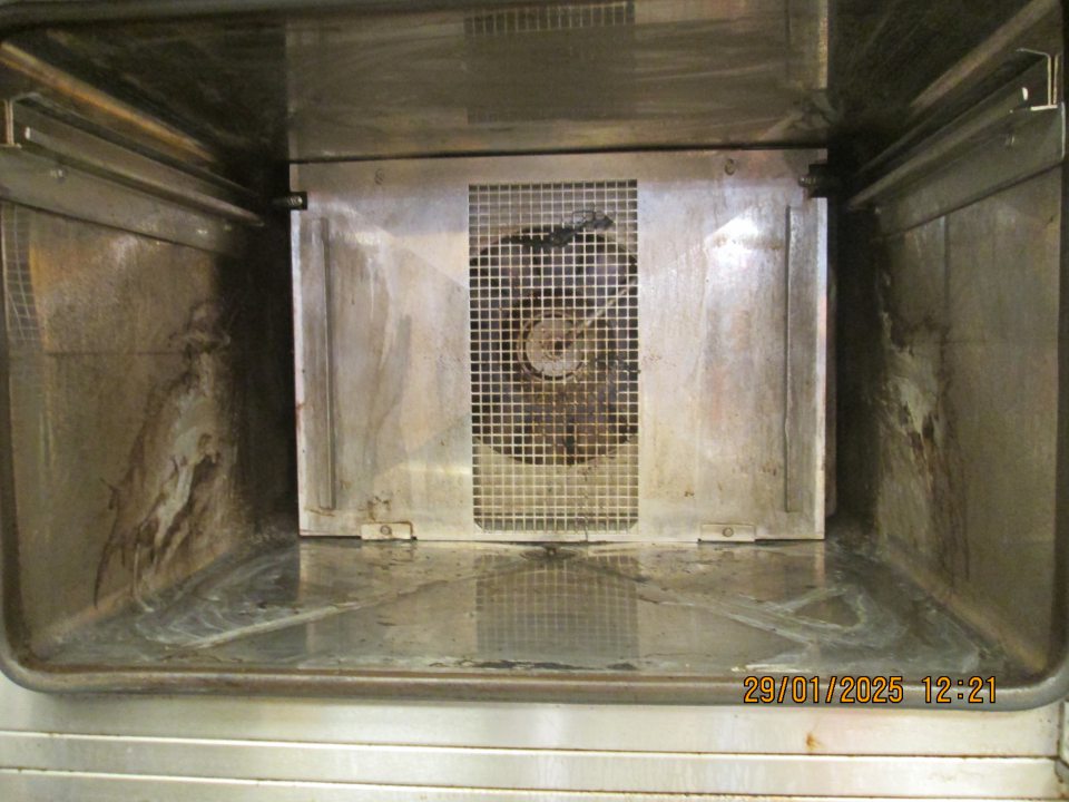 Pec na dopek pekárenských polotovarov - výskyt korózie vo vnútornej časti pece pri ventilátoroch. 