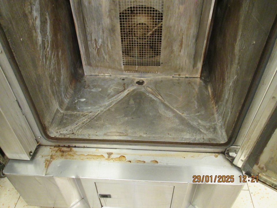 Pec na dopek pekárenských polotovarov - výskyt korózie vo vnútornej časti pece pri ventilátoroch. 
