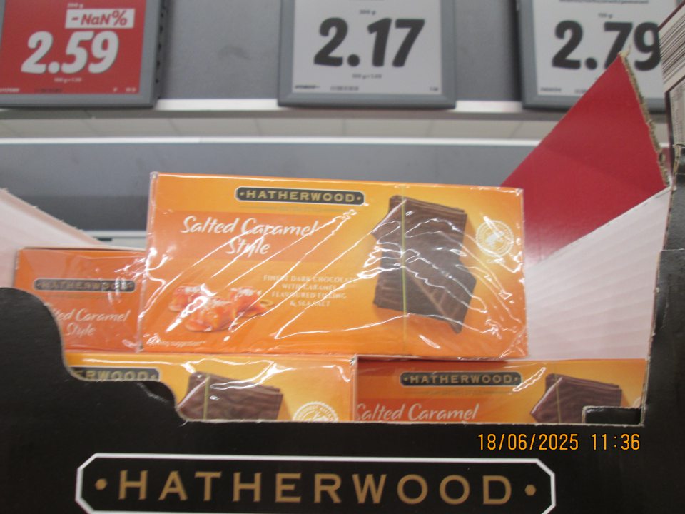 a predajnej ploche neoddelený a neoznačený predaj u 2 druhov potravín po uplynutí dátumu minimálnej trvanlivosti, a to: 1.Tenké plátky z horkej čokolády s náplňou s 49% s karamelovou príchuťou a morskou soľou 200g, jednotková cena 2,17€, DMT: 05/2025 L24056, krajina pôvodu Nemecko, v celkovom množstve 19 kusov a v celkovej cene 41,23 €, 2.Fin CARRÉ Mliečna čokoláda so sekanými lieskovými orieškami 40g, jednotková cena 0,69 € DMT:14.05.25 L34202a, predajca: Lidl Slovenská republika v.o.s., Ružinovská 1E,SK-821 02 Bratislava, v celkovom množstve 18 kusov a v celkovej cene 12,42 €,