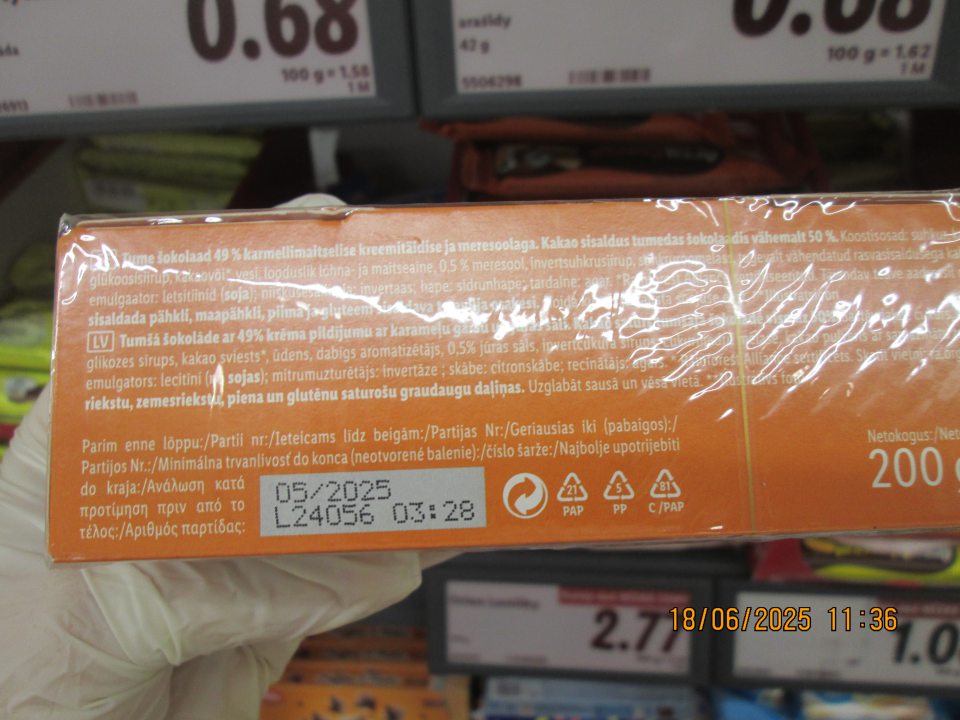 - na predajnej ploche neoddelený a neoznačený predaj u 2 druhov potravín po uplynutí dátumu minimálnej trvanlivosti, a to: 1.Tenké plátky z horkej čokolády s náplňou s 49% s karamelovou príchuťou a morskou soľou 200g, jednotková cena 2,17€, DMT: 05/2025 L24056, krajina pôvodu Nemecko, v celkovom množstve 19 kusov a v celkovej cene 41,23 €, 2.Fin CARRÉ Mliečna čokoláda so sekanými lieskovými orieškami 40g, jednotková cena 0,69 € DMT:14.05.25 L34202a, predajca: Lidl Slovenská republika v.o.s., Ružinovská 1E,SK-821 02 Bratislava, v celkovom množstve 18 kusov a v celkovej cene 12,42 €,

