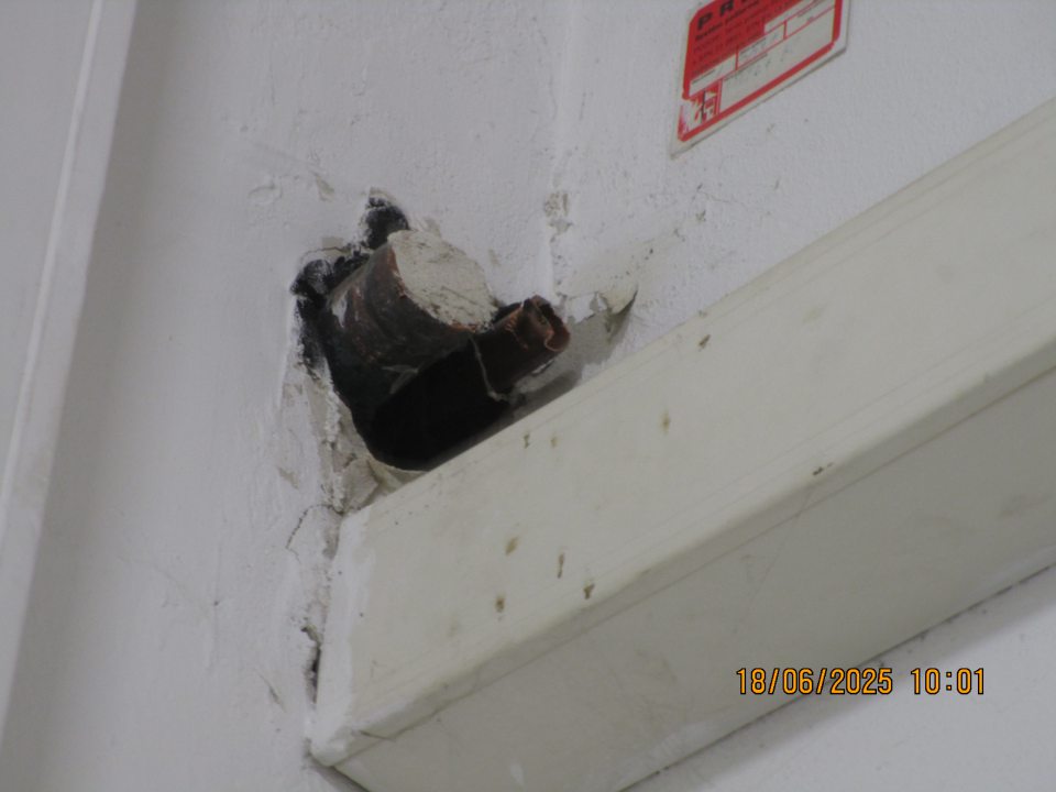 Zázemie: - v časti označenej s uloženými prepravkami na pivo odchlípené 2 kusy podhľadových kaziet o veľkosti cca 5 cmx 10 cm, 20cm x 10 cm - nad mraziacimi boxami s uloženými hlbokozmrazenými polotovarmi na strope neutesnená diera po klimatizácii o veľkosti cca 20 cmx20 cm