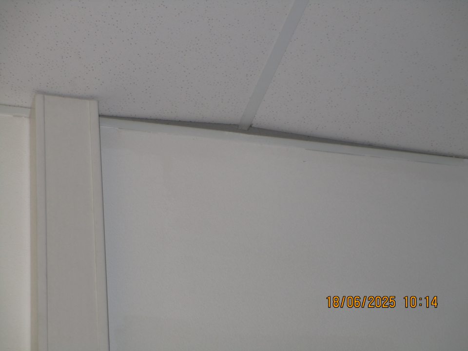 ázemie: - v časti označenej s uloženými prepravkami na pivo odchlípené 2 kusy podhľadových kaziet o veľkosti cca 5 cmx 10 cm, 20cm x 10 cm - nad mraziacimi boxami s uloženými hlbokozmrazenými polotovarmi na strope neutesnená diera po klimatizácii o veľkosti cca 20 cmx20 cm