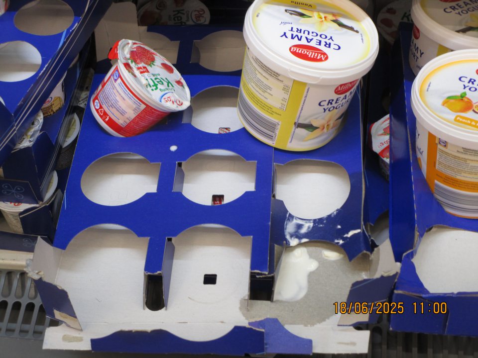 - na predajnej ploche prevádzky na mieste s uloženou spotrebiteľsky balenou múkou, zistený vysypaný obsah múky na policiach regálu - na predajnej ploche v chladiacej vitríne s uloženými mliečnymi výrobkami poškodené spotrebiteľské obaly jogurtu a bryndze, vytečený obsah a potriesnené kartóny s ostatnými výrobkami