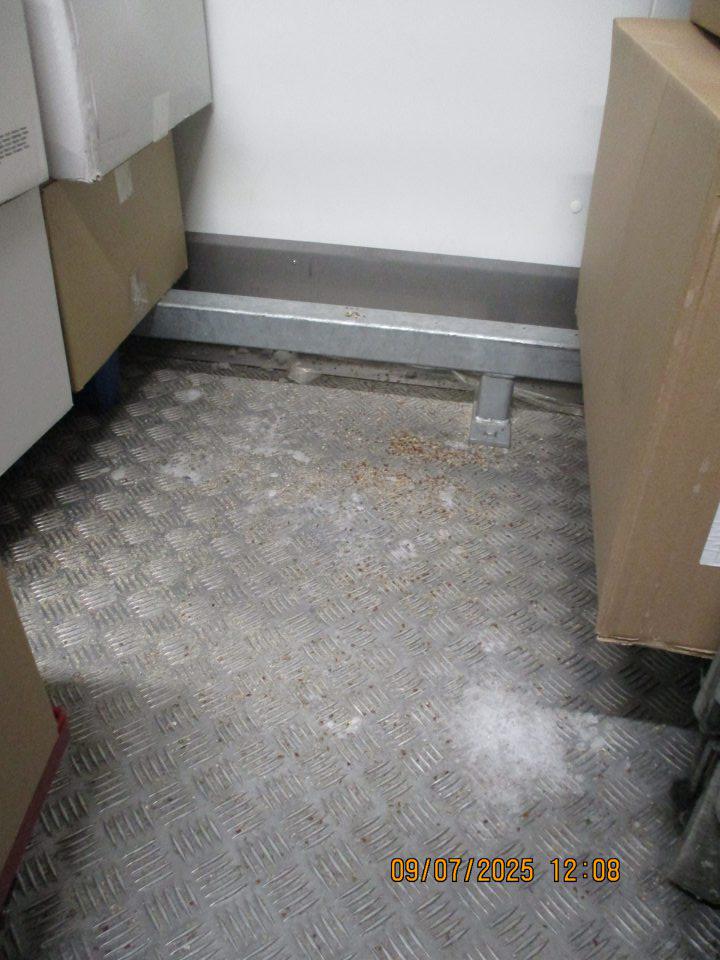 V zázemí: - V mraziacom boxe označenom ako „Sklad mrazených výrobkov“ s uloženými hlbokozmrazenými pekárenskými polotovarmi, zistený výskyt pekárskeho posypu, zvyškov a námrazy na podlahe.