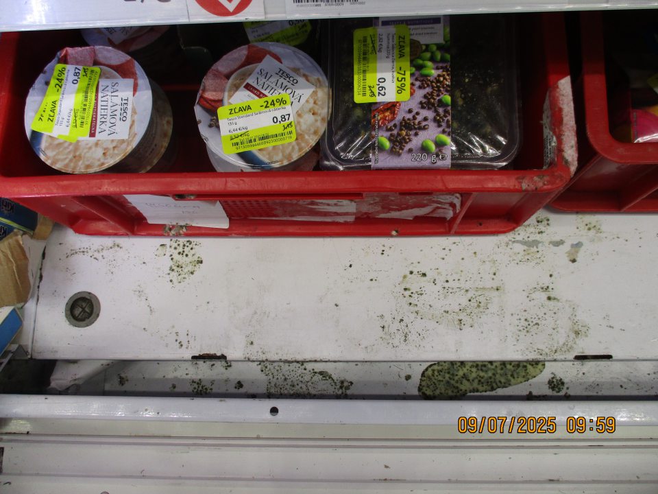Na predajnej ploche: - V dvoch chladiacich vitrínach s uloženým zľavnenými potravinami, mliekom a mliečnymi výrobkami, zistený výskyt plesne na policiach zariadenia a vytečený obsah neznámej zaplesnenej tekutiny na viacerých miestach pod mriežkou zariadenia. 