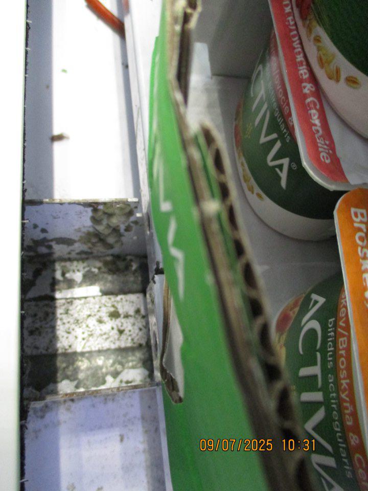 Na predajnej ploche: - V dvoch chladiacich vitrínach s uloženým zľavnenými potravinami, mliekom a mliečnymi výrobkami, zistený výskyt plesne na policiach zariadenia a vytečený obsah neznámej zaplesnenej tekutiny na viacerých miestach pod mriežkou zariadenia. 