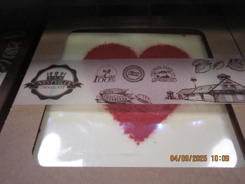 V čase úradnej kontroly sa v ponuke na predaj na predajnom mieste nachádzali potraviny, u ktorých chýbal na obale výrobku text slovami povinného údaju v označení t.j. dátum minimálnej trvanlivosti alebo dátum spotreby podľa prílohy X Nariadenia Európskeho parlamentu a Rady č. 1169/2011: 1. Tabuľková čokoláda biela DK s jahodovým posypom v tvare srdca (EXCELENT EDICION) Biela čokoláda s jahodami, hmotnosť: 80g, Distribútor: BGV Enviro s.r.o., 065 01 Hniezdne, Hniezdne 471, Slovenská republika, 01.08.2026 v celkovom množstve 3 ks/0,24 kg a predajnej cene 16,77 € 