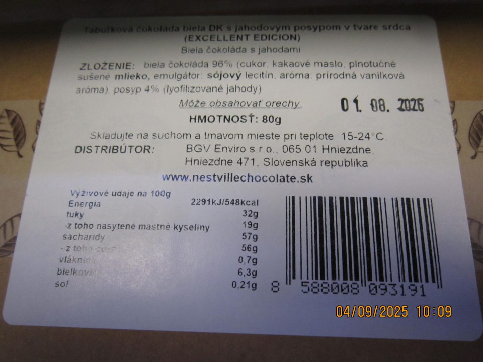 V čase úradnej kontroly sa v ponuke na predaj na predajnom mieste nachádzali potraviny, u ktorých chýbal na obale výrobku text slovami povinného údaju v označení t.j. dátum minimálnej trvanlivosti alebo dátum spotreby podľa prílohy X Nariadenia Európskeho parlamentu a Rady č. 1169/2011: 1. Tabuľková čokoláda biela DK s jahodovým posypom v tvare srdca (EXCELENT EDICION) Biela čokoláda s jahodami, hmotnosť: 80g, Distribútor: BGV Enviro s.r.o., 065 01 Hniezdne, Hniezdne 471, Slovenská republika, 01.08.2026 v celkovom množstve 3 ks/0,24 kg a predajnej cene 16,77 € 