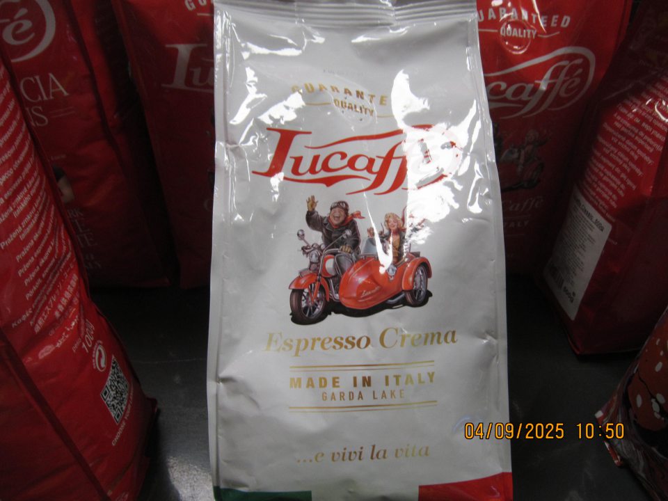 V čase úradnej kontroly sa taktiež v ponuke na predaj na predajnej ploche nachádzali potraviny, ktoré mali uvedený povinný údaj v označení t.j. dátum minimálnej trvanlivosti alebo dátum spotreby slovami: ,, Odporúčaný dátum spotreby: viď vrchný okraj ˝, čo je v nesúlade s Prílohou X Nariadenia EP a Rady č. 1169/2011 6.Lucaffé Espresso Crema Pražená zrnková káva na prípravu talianskeho espressa, hmotnosť: 500 g, LUCAFFE SRL S.B. Sede legale: via del Porto, 7 25080 Padenghe sul Garda (BS) Italy Sede operativa: via 1°Maggio, 35 25013 Carpenedolo (BS) Italy, F ML Q3 2 15 05 27 v celkovom množstve 1 ks /0,500 kg a predajnej cene 11,99 € 7. Lucaffé Crema Caffe Pražená zrnková káva na prípravu talianskeho espressa, hmotnosť: 500 g, LUCAFFE SRL S.B. Sede legale: via del Porto, 7 25080 Padenghe sul Garda (BS) Italy Sede operativa: via 1°Maggio, 35 25013 Carpenedolo (BS) Italy, V ML Q2 2 23 09 26 v celkov