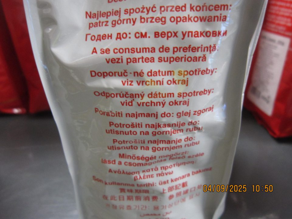 V čase úradnej kontroly sa taktiež v ponuke na predaj na predajnej ploche nachádzali potraviny, ktoré mali uvedený povinný údaj v označení t.j. dátum minimálnej trvanlivosti alebo dátum spotreby slovami: ,, Odporúčaný dátum spotreby: viď vrchný okraj ˝, čo je v nesúlade s Prílohou X Nariadenia EP a Rady č. 1169/2011 6.Lucaffé Espresso Crema Pražená zrnková káva na prípravu talianskeho espressa, hmotnosť: 500 g, LUCAFFE SRL S.B. Sede legale: via del Porto, 7 25080 Padenghe sul Garda (BS) Italy Sede operativa: via 1°Maggio, 35 25013 Carpenedolo (BS) Italy, F ML Q3 2 15 05 27 v celkovom množstve 1 ks /0,500 kg a predajnej cene 11,99 €